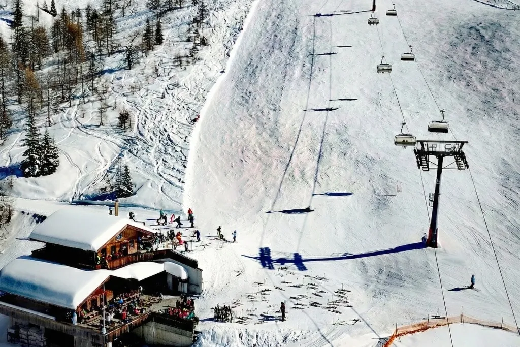 The traditional Weißspitzhütte at 2030m in the snowy Brunnalm ski area
