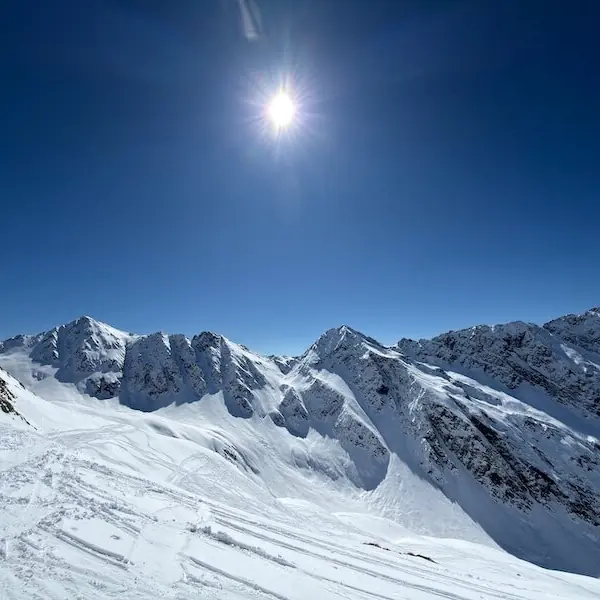 Bergpanorama mit Neuschnee und Sonnenschein