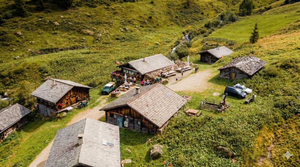 Luftaufnahme der Bruggeralm - Eingebettet in die Osttiroler Bergwelt