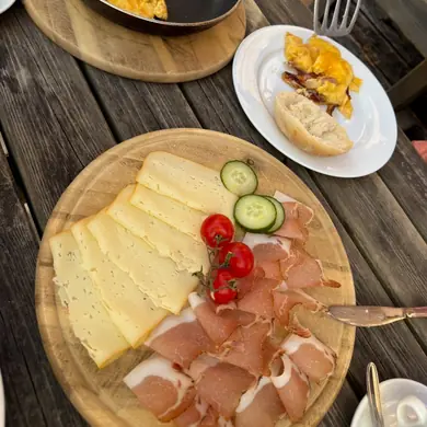 Tiroler Frühstück mit Speck mit Ei, Käse und Speck